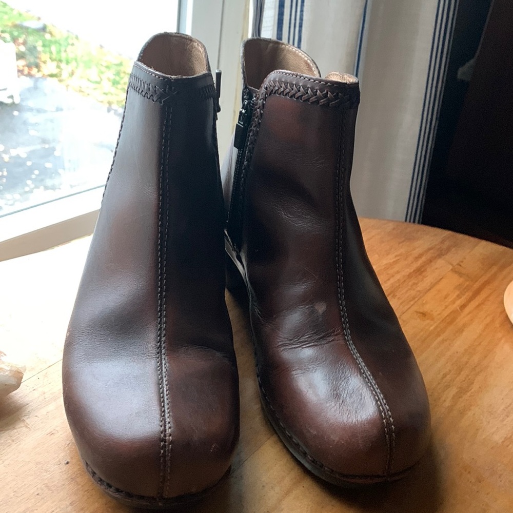Dansko Brown Leather Ankle Boots- in beautiful, pre-loved condition! Size 40/10